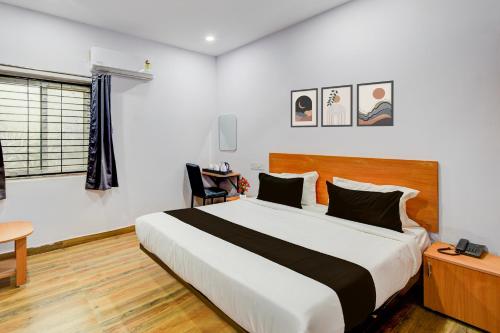 Postel nebo postele na pokoji v ubytování Super Townhouse Oak Nagaram Lake Hyderabad