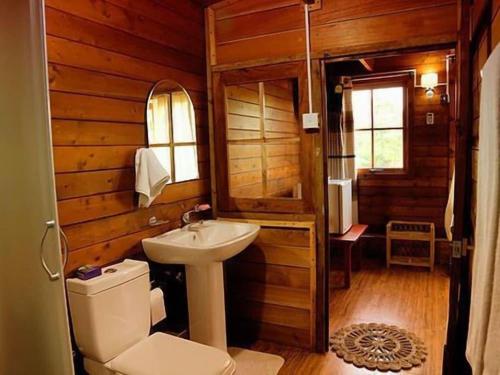 un baño con inodoro y lavabo en Ma-Oya Retreat, en Andiramada