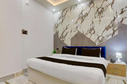 Postel nebo postele na pokoji v ubytování Super Townhouse Vishwanath Temple Varanasi