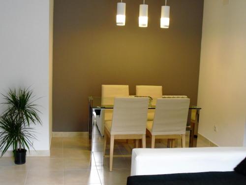 uma sala de jantar com uma mesa e quatro cadeiras em Apartament Volcà Garrinada em Olot