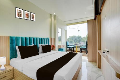 Кровать или кровати в номере Super Townhouse Oak Prayagraj Allahabad University - Railway Junction Formerly Ballians