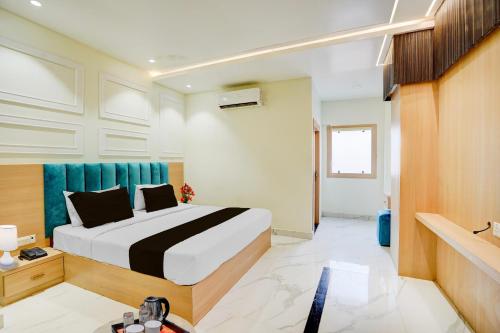 a bedroom with a large bed in a room at Super Townhouse Oak Prayagraj Allahabad University - Railway Junction Formerly Ballians in Prayagraj