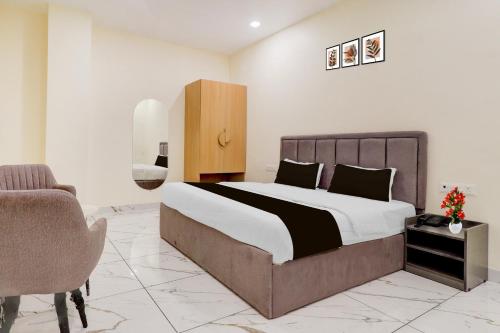 Una cama o camas en una habitación de Super Townhouse Oak Army Aviation Base Jhansi