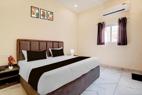 Una cama o camas en una habitación de Super Townhouse Oak Army Aviation Base Jhansi
