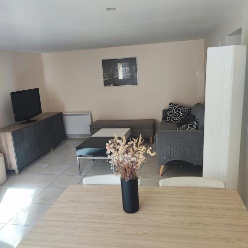 Cozy house, small garden and parking, train station on foot