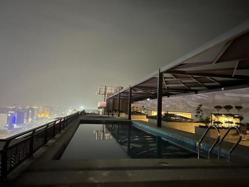 Бассейн в Executive 1-Bed Luxury Apartment with City View ! Zeta Mall Islamabad или поблизости