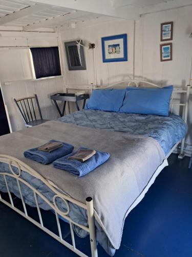 Una cama o camas en una habitación de PS Federal Retreat Paddle Steamer Goolwa