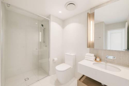 Et badeværelse på Bright & Calm Haven Lv 17 - w/ Sky & Balcony Views