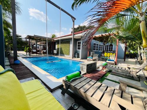 Your Private Resort with Infinity Pool & Spa Hot Tub