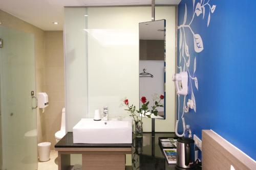 A bathroom at Chiayi Look Hotel