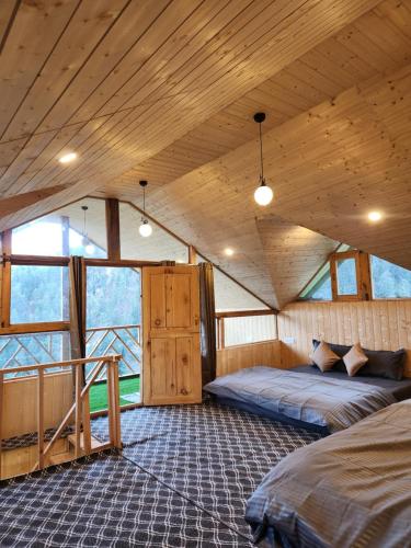 a bedroom in a cabin with a bed in it at Winterfell Cottages - Edition Tandi in Jibhi