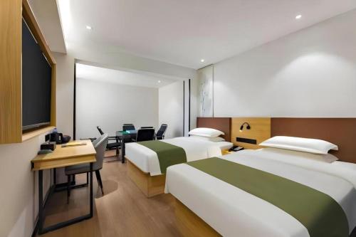 Giường trong phòng chung tại GreenTree Inn Express Datong High-Speed Railway Station Old City Wall