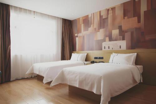 Ένα ή περισσότερα κρεβάτια σε δωμάτιο στο City Comfort Inn Huizhou Zhongkai Huitai Industrial Park