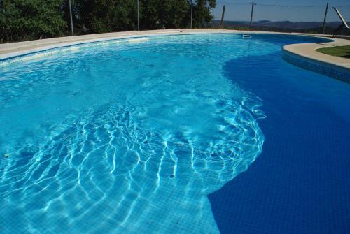 ein großer Pool mit blauem Wasser in der Unterkunft Casa Rural La Era 2 - Adults Only in Aracena