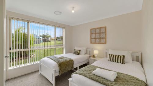 Giường trong phòng chung tại The Coastal Corner