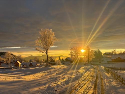 Η ανατολή ή δύση του ηλίου όπως φαίνεται από αυτή η παραθεριστική κατοικία ή από εκεί κοντά