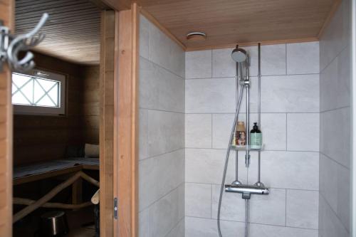 Et badeværelse på Yö ylisillä kaupungin kainalossa