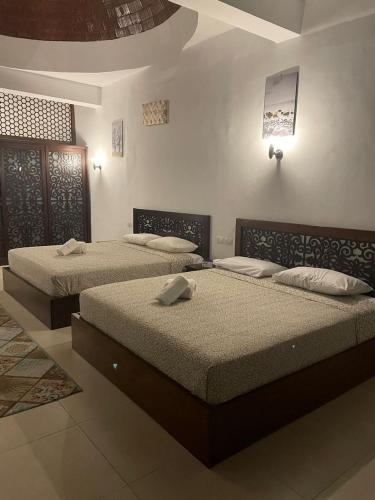duas camas num quarto com duas em Sunshine Divers Shark's Bay em Sharm El Sheikk