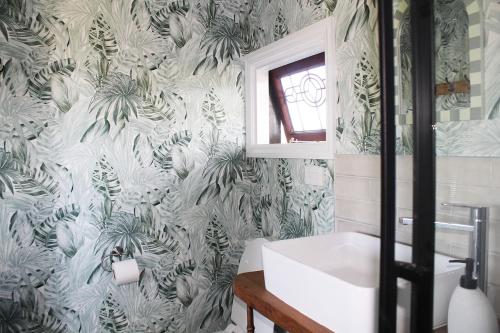 Ένα μπάνιο στο The Hop Inn