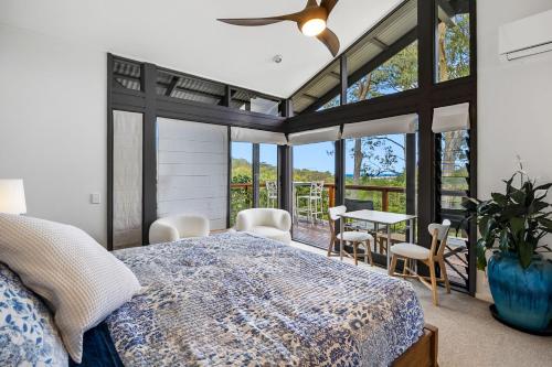 Ένα ή περισσότερα κρεβάτια σε δωμάτιο στο Ocean Peeks, delightful 1 bedroom studio