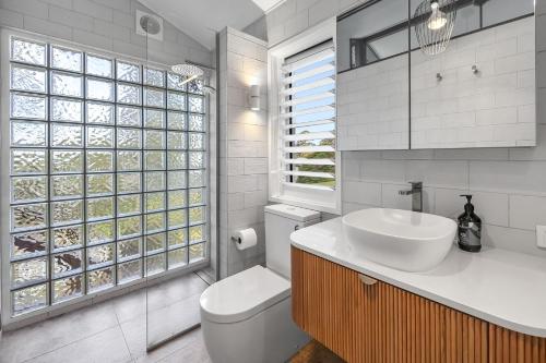 Ένα μπάνιο στο Ocean Peeks, delightful 1 bedroom studio