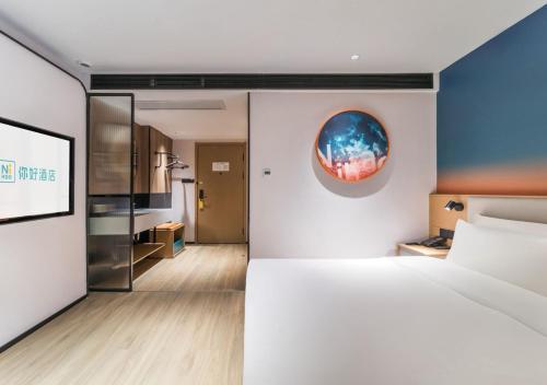 Ένα ή περισσότερα κρεβάτια σε δωμάτιο στο Hello Hotel Shenzhen Luohu Guomao Subway Station