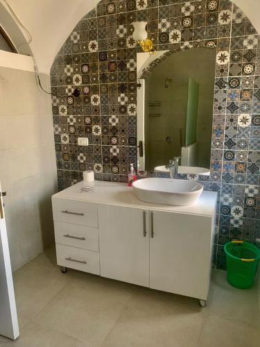 um banheiro com pia branca e espelho em Sunshine Divers Shark's Bay em Sharm El Sheikk