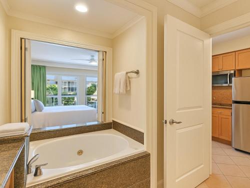 baño con bañera y cocina. en The Westin Kāʻanapali Ocean Resort Villas- Ocean View STUDIO VILLA, en Lahaina
