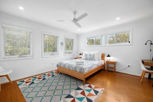 ManyanaにあるBerringer Bliss, Unwind and reconnect at the lakeの窓のある部屋にベッドがある寝室