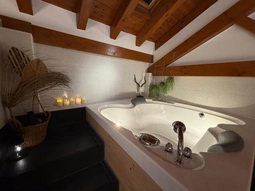 Ένα μπάνιο στο Lo Attic