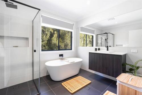 Ένα μπάνιο στο Sunce Manyana Luxury home with pool and spa