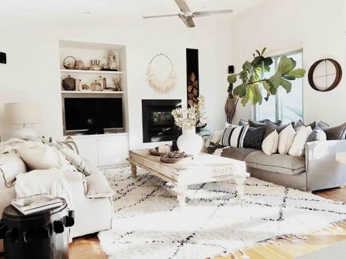 Posezení v ubytování The Tasman Secret Moments to Manyana Beach