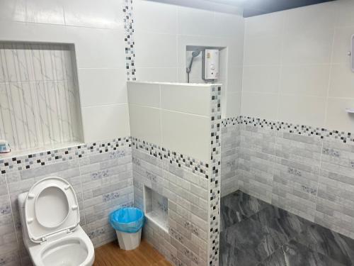 bagno con servizi igienici e cestino blu di Siri Riverside 