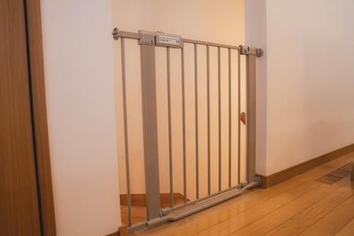 松本Sa one ko松本的走廊里有一扇金属门，走廊是木地板。