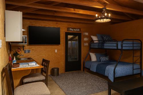 Trueheart Farm في Crosby: غرفة بسريرين بطابقين وتلفزيون