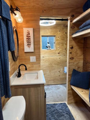 Trueheart Farm في Crosby: حمام مع حوض ودش في كابينة خشب