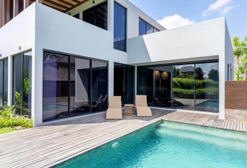 Bazén v ubytování Glass House 2BR Villa in Rice Filed, Ubud nebo v jeho okolí