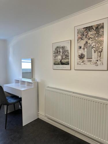 Camera bianca con scrivania e finestra. di Ferienwohnung - An der Oder a Barbis