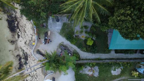 Eddie`s Beach Resort Siargao في جنرال لونا: اطلالة علوية على موقف للسيارات مع النخيل