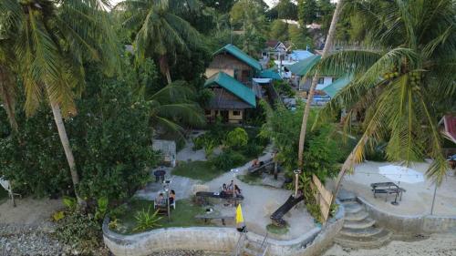 Eddie`s Beach Resort Siargao في جنرال لونا: منظر جوي لمنتجع به أشجار النخيل