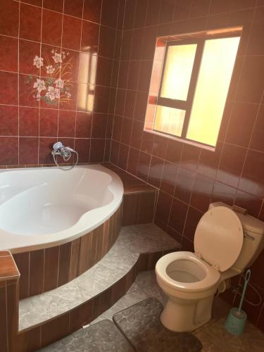 Et badeværelse på Lenisia Corporate Guest House