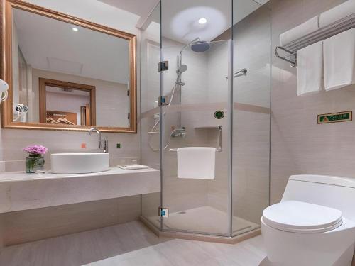 Vienna Hotel Shanghai Hongqiao National Exhibition Center Fengxi Beiqing Road في Fengxi: حمام مع دش ومرحاض ومغسلة