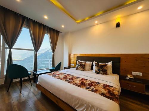 Pine Rock Hotel in Mussoorie Peaceful Stay في موسوري: غرفة فندق بها سرير ومكتب ونافذة