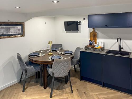 una sala da pranzo con tavolo e sedie e una cucina di Otter Hollow a Middleton