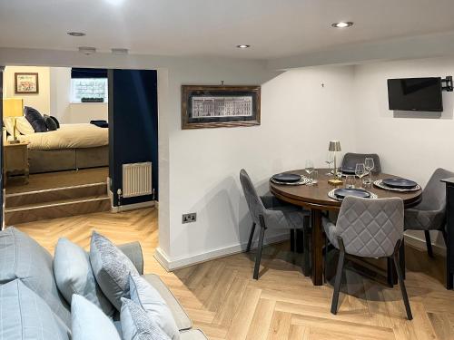 una sala da pranzo con tavolo e sedie e una camera da letto di Otter Hollow a Middleton