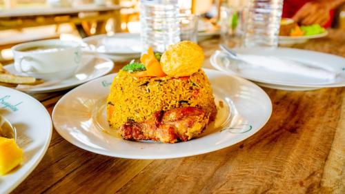 锡吉里亚Glamping in the sky的一张白板,上面有一块食物