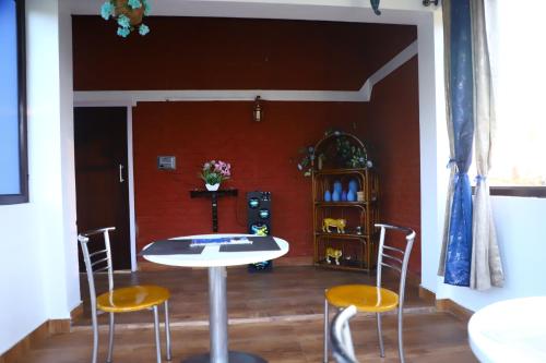 una sala da pranzo con un tavolo e due sedie di The Tiger Waterfront Resort a Mādho Tānda