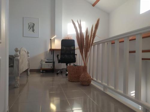una oficina con una silla y un escritorio en un pasillo en La Florida Catalina House, en Orihuela Costa