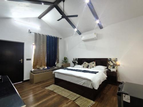 The Tiger Waterfront Resort في Mādho Tānda: غرفة نوم بسرير كبير ونافذة