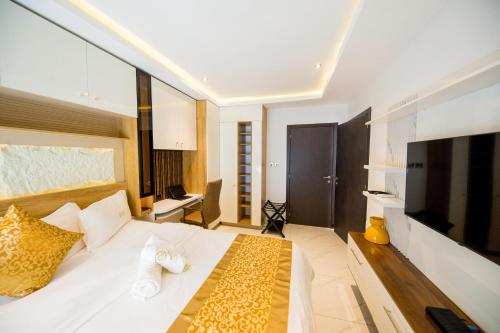 En eller flere senge i et værelse på The Signature Apartment by G&L Luxury Properties Unit A407